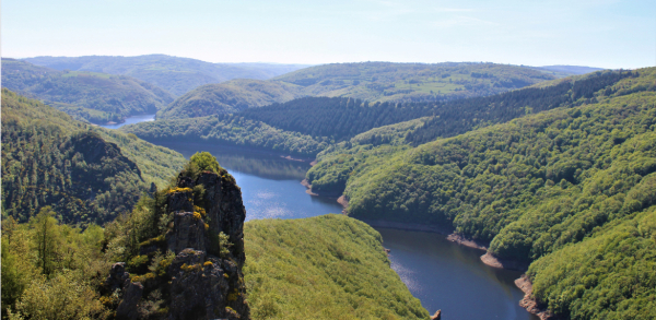 Territoire de la Margeride (côté Cantal-Auvergne-Rhône-Alpes), la Truyère depuis le rocher de Turlande ©CDT15_Elisabeth Albiol - CRTL Occitanie