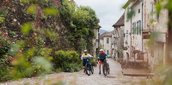 St Cirq Lapopie à vélo ©Julien_Abellan__Velo_Vert_production_video_Jordan_Colin